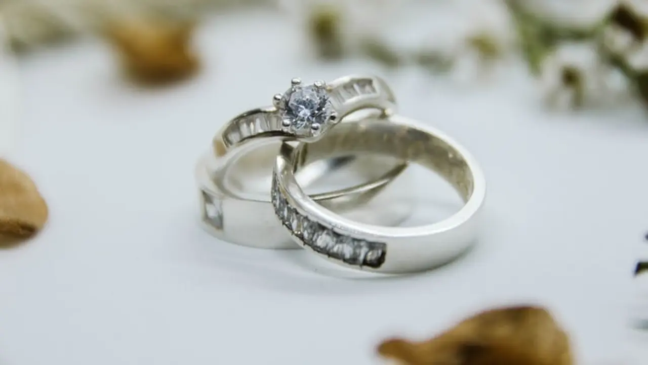 Ilustrasi cincin tunangan