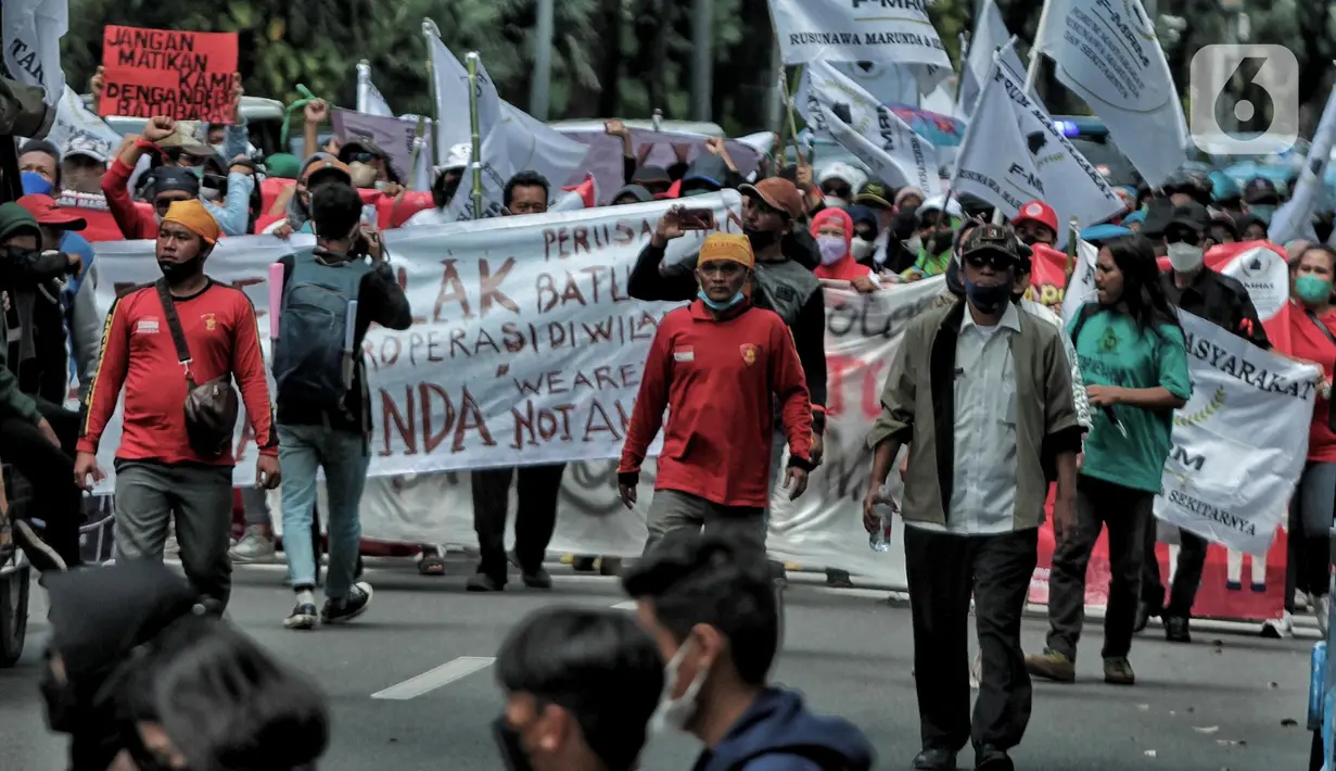 Massa F-MRM saat aksi mengecam polusi debu batu bara di Balai Kota, Jakarta Pusat, Senin (28/3/2022). Massa menuntut Gubernur DKI Jakarta Anies Baswedan segera mengatasi permasalahan polusi debu batu bara yang telah mengancam kesehatan dan keselamatan warga Marunda. (merdeka.com/Iqbal S. Nugroho)