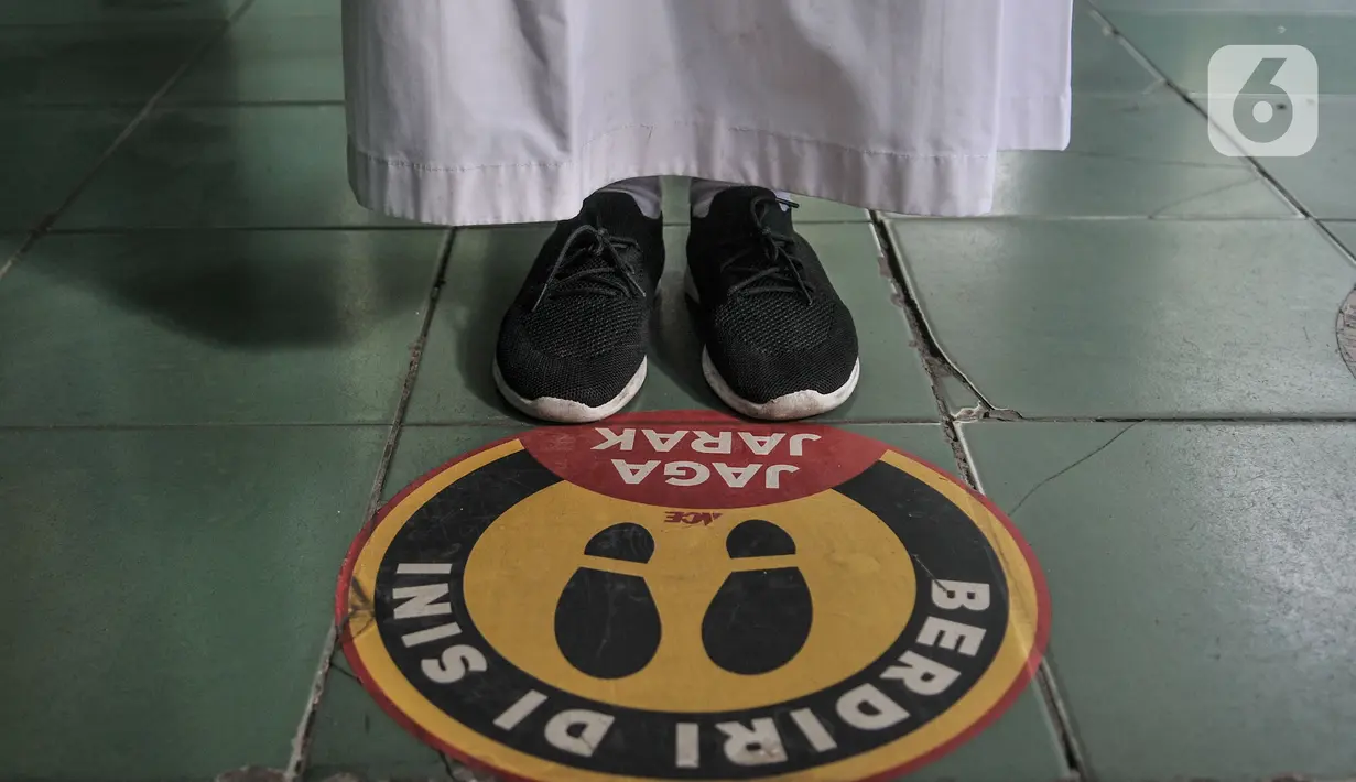 Siswa saat berbaris di tanda jaga jarak yang telah ditentukan sebelum memasuki ruang kelas di SDN Pekayon Jaya VI, Bekasi, Rabu (24/3/2021). Dinas Pendidikan Kota Bekasi telah mengizinkan sebanyak 88 SD untuk kembali menggelar pembelajaran tatap muka sejak 22 Maret 2021. (merdeka.com/Iqbal Nugroho)