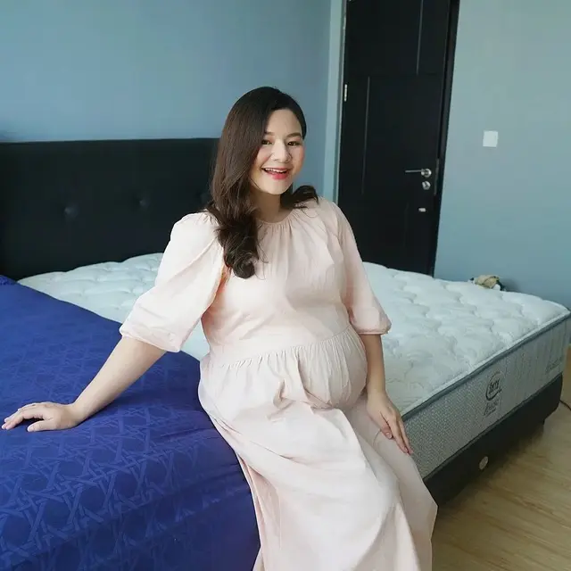 6 Potret Tasyakuran 7 Bulan Kehamilan Eriska Rein, Baby Bump Curi Perhatian