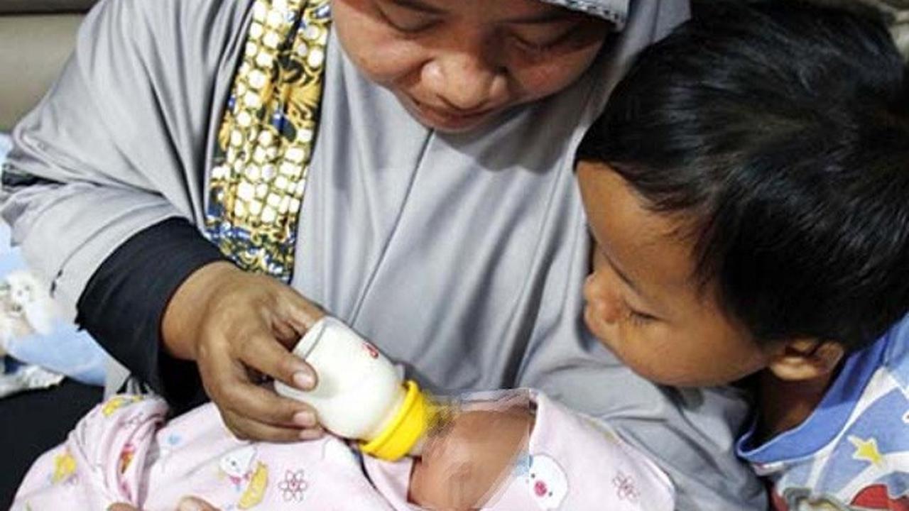 Isi Mengejutkan Koper Cokelat di Pinggir Jalan