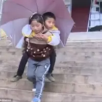 Gadis ini harus bekerja keras mengurus kakak dan kedua orangtuanya. (Sumber Foto: Dailymail)