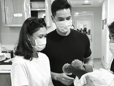 Nana Mirdad membagikan momen penuh haru saat berpisah dengan bayi perempuan yang ditemukan oleh ART-nya, Tika, pada Sabtu (20/1). Dalam keterangan unggahan foto di laman Instagram pribadinya, Nana mengungkapkan kenangan indah dengan sang bayi selama 3 hari, terutama saat dirinya menggendong Bella. (Liputan6.com/IG/@nanamirdad_)