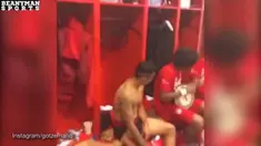 Saat di ruang ganti, Rafinha dan Dante menghibur para pemain Bayern lainnya dengan memainkan musik samba. Mereka berpesta usai mengalahkan Mainz denga skor 2-0 di partai terkahir Bundesliga 2014/15.