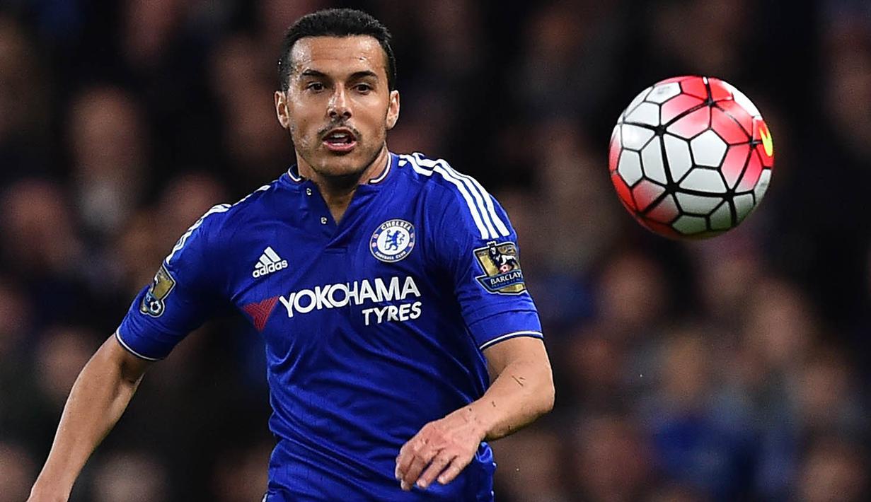 3. Pedro, cemas tidak mendapat posisi utama di bawah kepemimpinan Antonio Conte membuatnya minta dijual dari Chelsea. Dikabarkan Sport, jika Atletico Madrid dan Valencia siap menampung mantan penyerang Barcelona ini. (AFP/Ben Stansall)