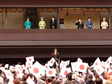 Kaisar Jepang Naruhito (keempat dari kiri) berdiri di samping Permaisuri Masako (berbaju biru), dan putri mereka Putri Aiko (berbaju merah jambu), melambai ke hadirin saat perayaan ulang tahunnya di Istana Kekaisaran, Tokyo, Jepang, Kamis (23/2/2023). Putra Mahkota Akishino (ketiga dari kiri), istrinya Putri Mahkota Kiko (kedua dari kiri), dan putri mereka Putri Kako juga berdiri di sampingnya. (Rodrigo Reyes Marin/Pool Photo via AP)