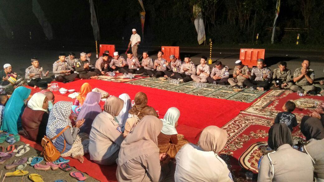 Putra komedian Tukul Arwana, AKP Ega menggelar acara doa bersama jelang Tahun baru (Liputan6.com/Dian Kurniawan)