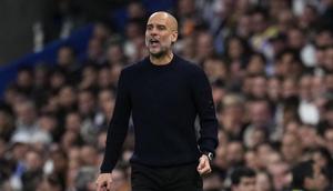 Pep Guardiola memberikan instruksi dalam laga Liga Champions 2024/2025 antara Real Madrid vs Manchester City, Kamis (20/2/2025) dini hari WIB. (c) AP Photo/Manu Fernandez