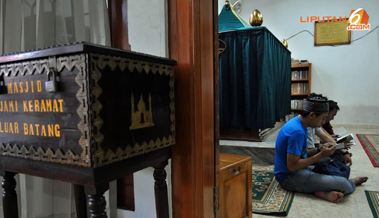 Nama masjid ini diberikan sesuai dengan julukan Habib Husein, yaitu Habib Luar Batang. Ia dijuluki demikian karena konon ketika Habib Husein meninggal dan hendak dikuburkan, tiba-tiba jenazahnya sudah tidak ada di dalam "kurung batang" alias ker