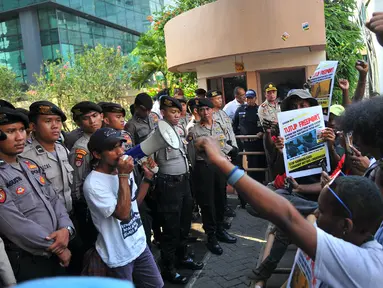 Massa yang tergabung dalam Front Rakyat Indonesia untuk West Papua dan Aliansi Mahasiswa Papua menggelar aksi di depan Kantor PT Freeport Indonesia, Jakarta, Kamis (29/3). (Merdeka.com/Iqbal S Nugroho)