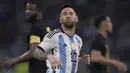 Reaksi pemain Timnas Argentina, Lionel Messi pada laga uji coba internasional melawan Curacao yang berlangsung di Stadion Unico Madre de Ciudades, Rabu (29/3/2023) pagi WIB. La Pulga berhasil mencetak hattrick dan membawa timnya menang dengan skor 7-0. (AFP/Juan Mabromata)