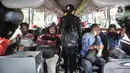 Penumpang duduk dalam bus antarkota antarprovinsi (AKAP) saat menunggu jadwal keberangkatan di Terminal Bus Tanjung Priok. (merdeka.com/Iqbal S. Nugroho)