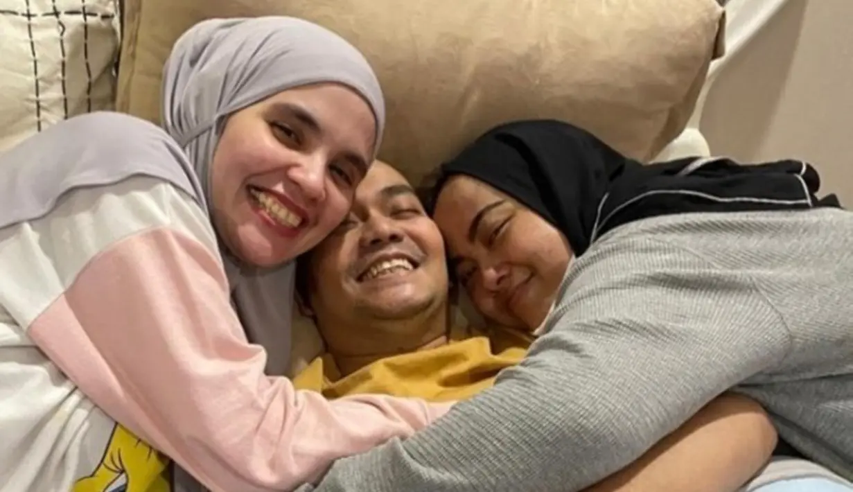 Indra Bekti kondisinya kian membaik saja. Setelah bisa mengingat memori jangka pendek, Bekti akhirnya diizinkan pulang ke rumah. Kehadiran Bekti di rumah pun disambut hangat oleh sanak saudara. Sang istri pun selalu siap siaga merawat Bekti yang masih belum sembuh total. (Liputan6.com/IG/dhila_bekti)