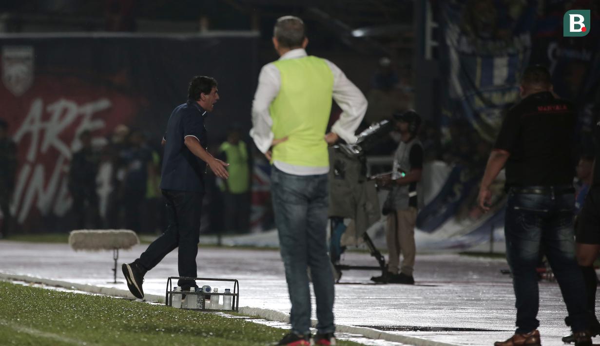 Pelatih Arema FC, Eduardo Almeida (kiri) sempat bersitegang dengan pelatih Borneo FC, Milomir Seslija dalam pertandingan tersebut. (Bola.com/Ikhwan Yanuar)