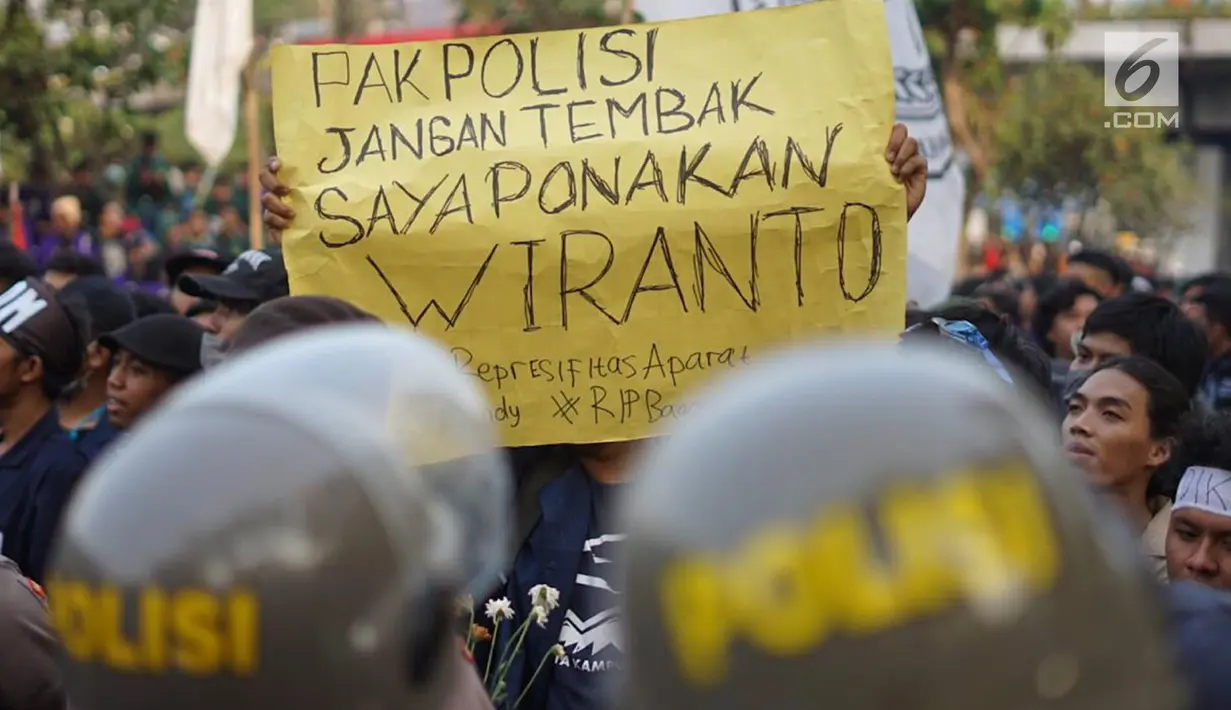Massa dari Badan Eksekutif Mahasiswa Seluruh Indonesia (BEM SI) berunjuk rasa di sekitar DPR RI, Jakarta, Selasa (1/10/2019). Massa menuntut upaya pemberantasan korupsi kolusi nepotisme (KKN), hak rakyat untuk berpendapat, perlindungan dan pemenuhan hak asasi manusia (Liputan6.com/Immanuel Antonius)
