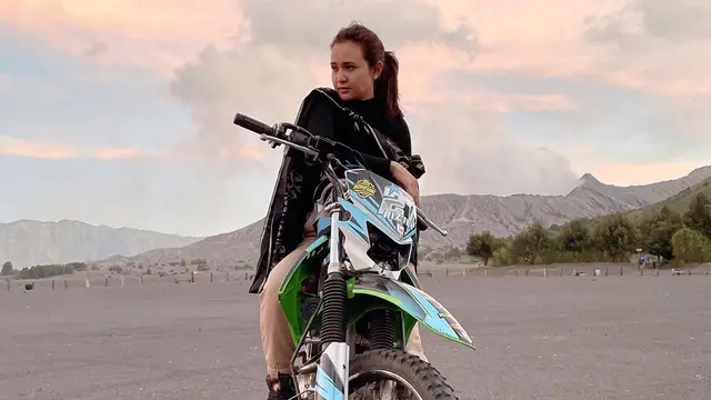 6 Potret Michelle Ziudith Syuting Sambil Liburan di Bromo, Seru Naik Motor Trail