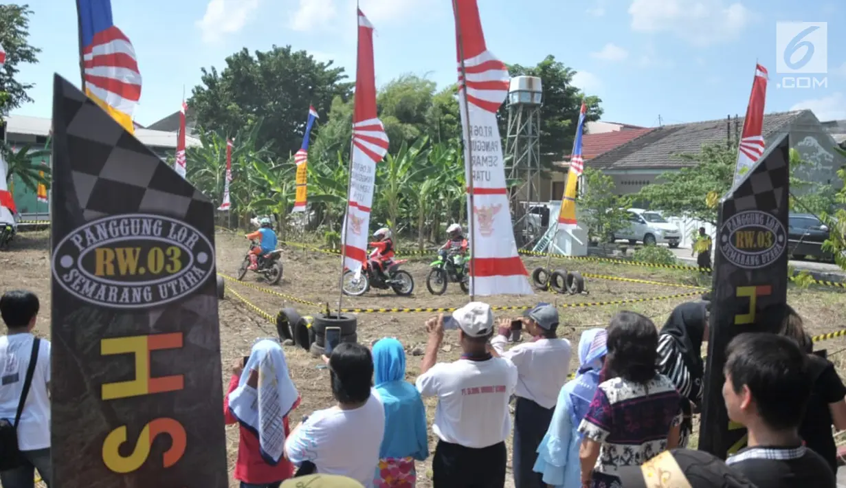 Warga menyaksikan para trabas-er balapan di TPS 6  Kelurahan Panggung Lor,  Kota Semarang,  Rabu (17/4). TPS tersebut mengangkat tema trail trabas agar menghibur warga dengan aksi balapan saat melakukan hak pilih di pemilu 2019. (Liputan6.com/Gholib)