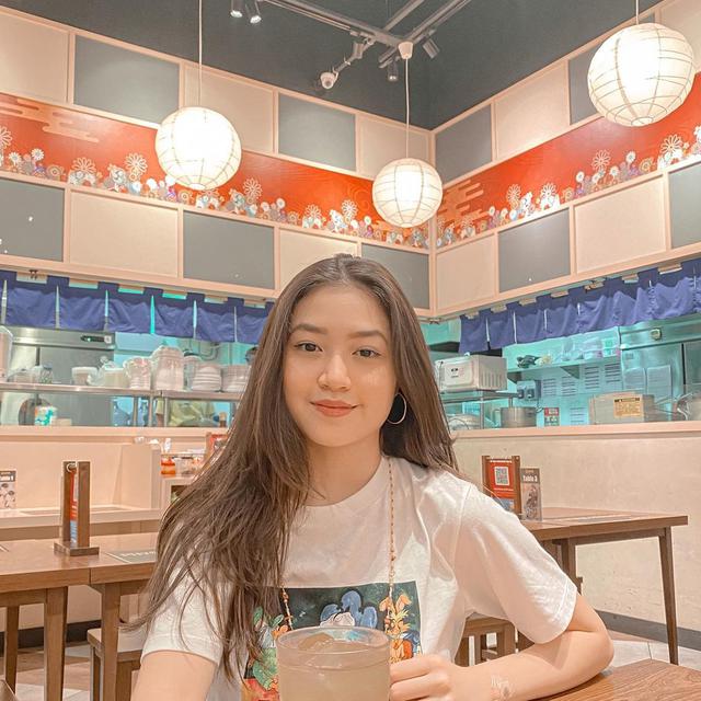 Baru Debut, Ini 6 Potret Anastasia Gabriella Putri Sendy Taroreh ‘Dari Jendela SMP’