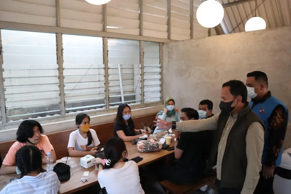 Wali kota Bogor Bima Arya sidak restoran dan kafe di Bogor. (Achmad Sudarno/Liputan6.com).
