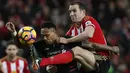 Pemain Liverpool, Nathaniel Clyne (kiri) berebut bola dengan pemain Sunderland, John O'Shea  pada laga Premier League di Stadium of Light, (2/1/2017). Liverpool bermain imbang 2-2. (Reuters/Russell Cheyne) 