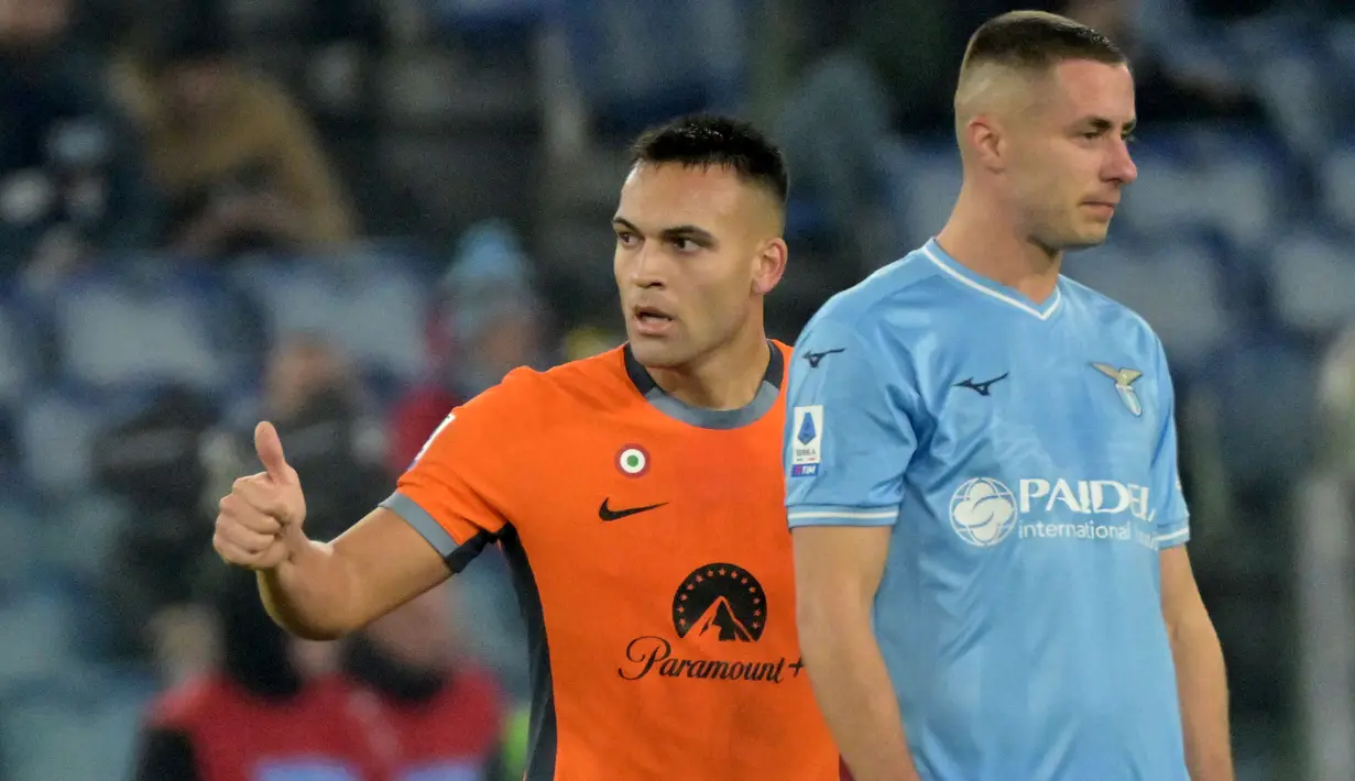 Pemain Inter Milan, Lautaro Martinez (kiri) melakukan selebrasi setelah mencetak gol pertama timnya ke gawang Lazio pada laga lanjutan Liga Italia 2023/2024 di Olympic Stadium, Roma, Italia, Senin (18/12/2023) dini hari WIB. (AFP/Andreas Solaro)