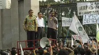 Kapolri Jenderal Listyo Sigit Prabowo dan tiga orang pimpinan DPR RI menemui mahasiswa yang berdemonstrasi di Gedung Parlemen, Senin (11/4/2022). Diketahui, mahasiswa yang tergabung dalam BEM SI mengadakan unjuk rasa 11 April. (Liputan6.com/Angga Yuniar)