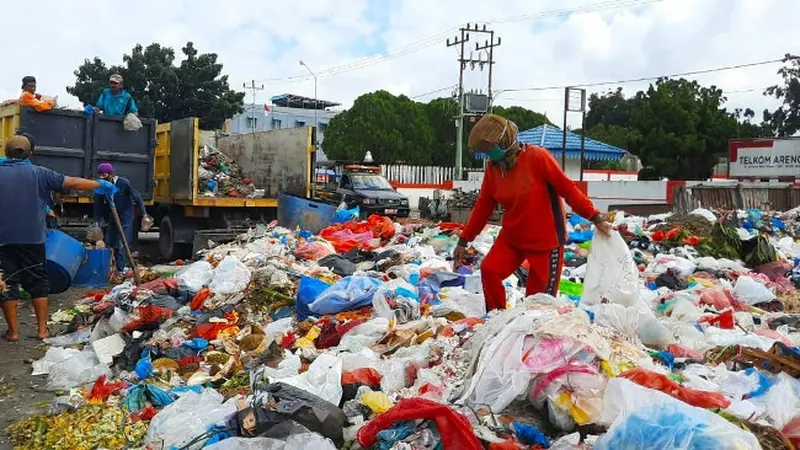 Tumpukan sampah di Pekanbaru yang tengah diangkut petugas karena volumenya kian banyak.