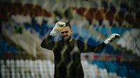 Kiper Lucas Frigeri memperpanjang kontrak bersama Arema. (Bola.com/Iwan Setiawan)
