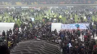 Bobotoh Persib Bandung mengamuk setelah tim kesayangan mereka dilakalahkan Perseru 0-2. (Bola.com/Erwin Snaz)