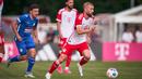 Pemain Bayern Munchen, Konrad Laimer (kanan), mengontrol bola dalam pertandingan pramusim melawan FC Rottach-Egern, Rabu (19/7/2023). Laimer mencetak satu gol dalam laga perdananya bersama Die Roten. (Dok. Bayern Munchen)