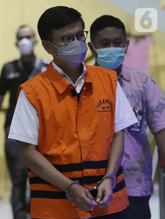 Mantan Dirut Perumda Pembangunan Sarana Jaya, Yoory Corneles Pinontoan digiring petugas di Gedung KPK, Jakarta, Kamis (27/5/2021). Yoory merupakan tersangka dugaan korupsi pengadaan tanah terkait program pembangunan rumah DP Rp 0,- di Munjul Pondok Ranggon. (Liputan6.com/Helmi Fithriansyah)