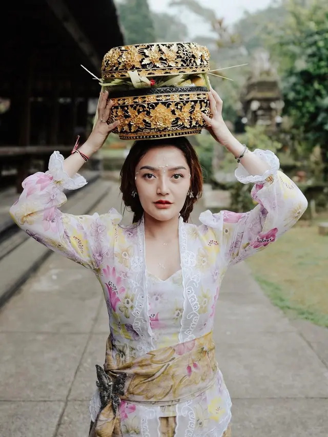 6 Potret Siti Badriah dan Suami Pakai Baju Adat Bali, Memesona