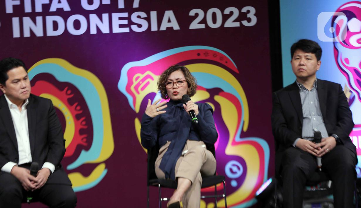 "Kami sangat serius di SCM sebagai official broadcaster. Seluruh 52 pertandingan (Piala Dunia U-17 2023) nanti, kami akan tayangkan secara live. Ada di multiplatform kami, yakni SCTV-Indosiar, di Vidio, NEX Parabola, Mentari dan di Moji," ujar Direktur Programming SCM Harisiwi Achmad. (Liputan6.com/Faizal Fanani)