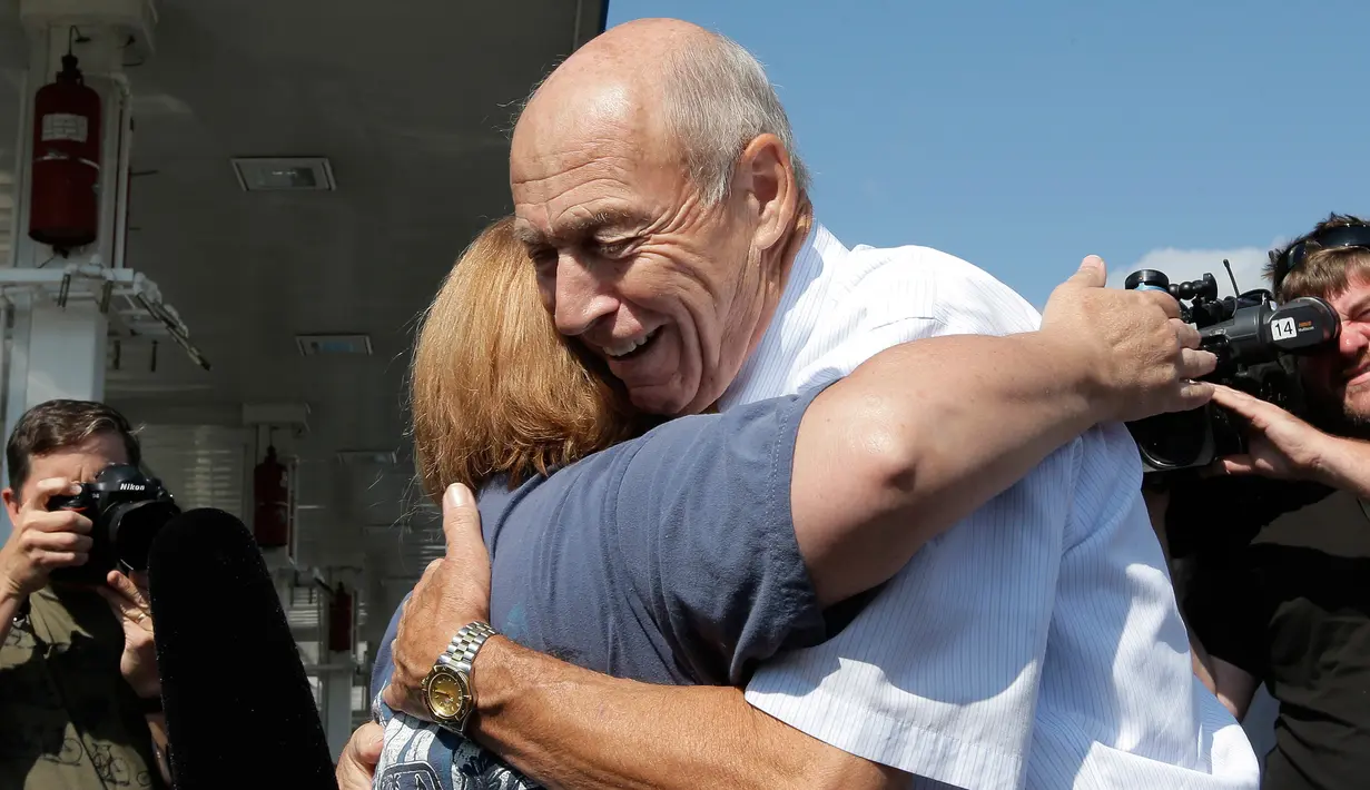 Bob Bolduc, pemilik swalayan dimana tiket lotre Powerball yang dimenangkan oleh Mavis Wanczyk di Chicopee, AS (24/8). Bob Bolduc berharap Mavis Wanczyk bisa menggunakan uang hadiah lotrenya dengan bijak. (AP Photo/Steven Senne)