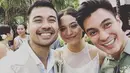 Baim Wong, berkesempatan hadir di hari bahagia Chicco Jerikho dan Putri Marino pada hari Sabtu (3/3/2018) di Bali. Tak kaget dengan momen bahagia ini, Baim pun mengungkap alasan Chicco mantap menikahi Putri. (Instagram/baimwong)