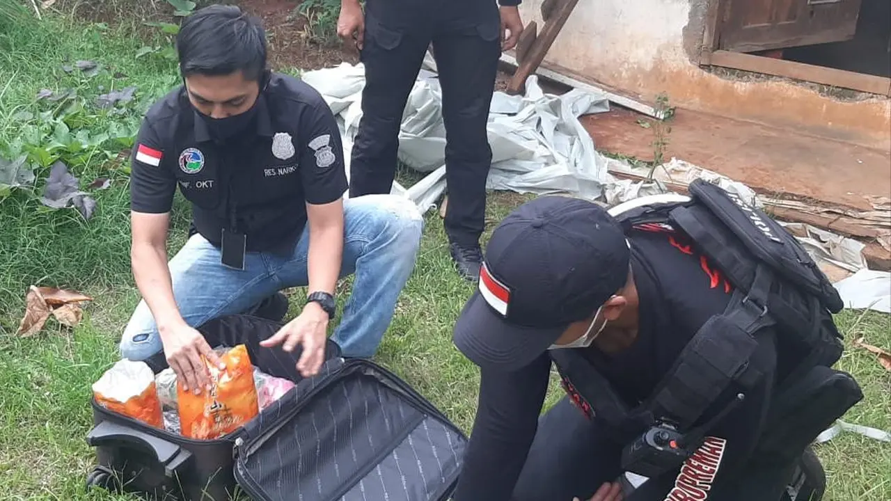 Jajaran Satnarkoba Polres Metro Jakarta Barat menyita 3 kg sabu dan 2.000 butir pil ekstasi saat menggeledah rumah di kawasan Pondok Aren, Tangerang Selatan.
