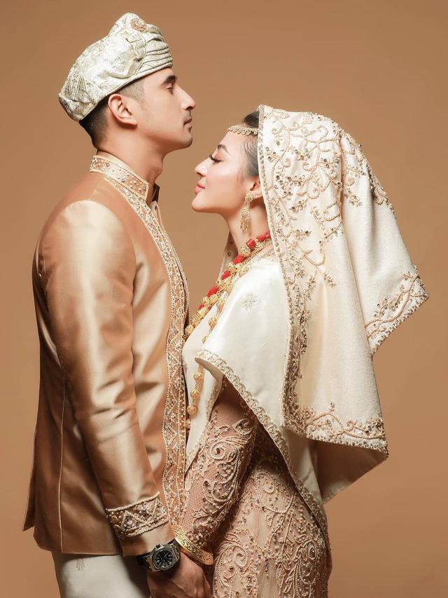 7 Potret Prewedding Ali Syakieb dan Margin Wieheerm, Serasi Pakai Busana Adat
