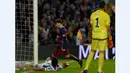Lionel Messi saat mencetak gol ke gawang Real Sociedad dalam lanjutan La Liga Spanyol di Stadion Camp Nou, Barcelona, Sabtu (28/11/2015). (AFP/Lluis Gene)