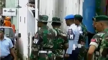 Dalam evakuasi pagi tadi, petugas menemukan potongan tubuh di sekitar titik jatuhnya pesawat.