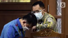Mantan Direktur Pemeriksaan dan Penagihan Ditjen Pajak Tahun 2016-2019, Angin Prayitno Aji (kanan) usai sidang pembacaan tuntutan di Pengadilan Tipikor Jakarta, Selasa (11/1/2022). Angin Prayitno Aji merupakan terdakwa suap pengurusan pajak di Kementerian Keuangan. (Liputan6.com/Helmi Fithriansyah)
