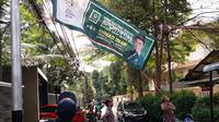 Bawaslu Jaksel menurunkan sejumlah spanduk kampanye caleg.