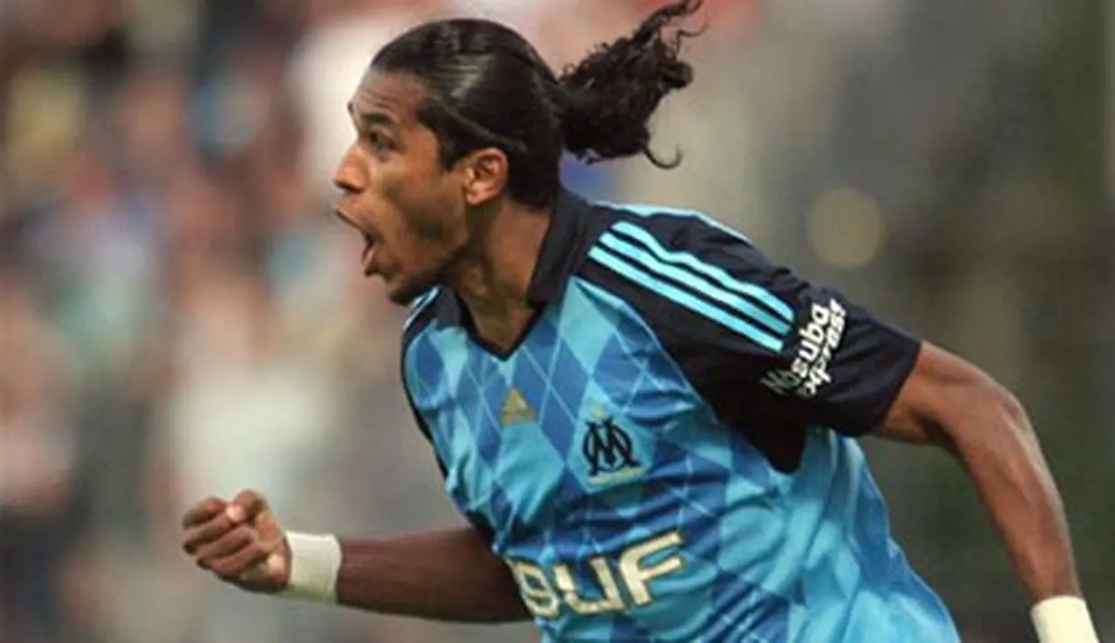 Marseille's forward Brandao celebrates after scoring a goal during the French L1 match Nice vs Marseille on May 13, 2009 at Ray stadium, in Nice. Marseille won 2-0. AFP PHOTO/STEPHANE DANNA