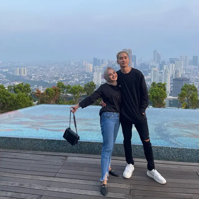Umumkan Istri Hamil, Ini 6 Potret Evan Marvino dan Uffridatun Nitami saat Liburan