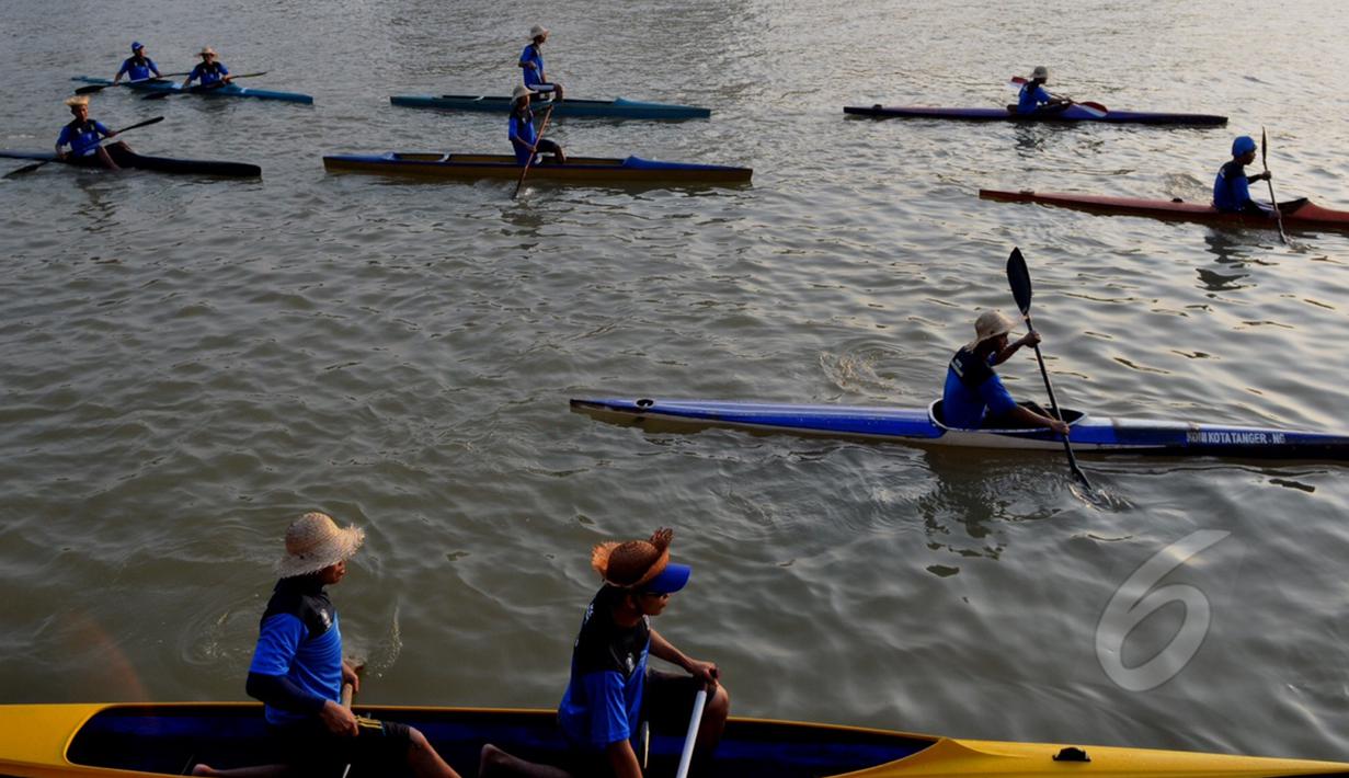 Sejumlah perahu melintasi Sungai Cisadane dalam rangka Festival Cisadane 2015, Banten, Sabtu (23/5/2015). Sebanyak 100 perahu nusantara menampilkan berbagai pernak-pernik budaya khas nusantara (Liputan6.com/Andrian M Tunay)