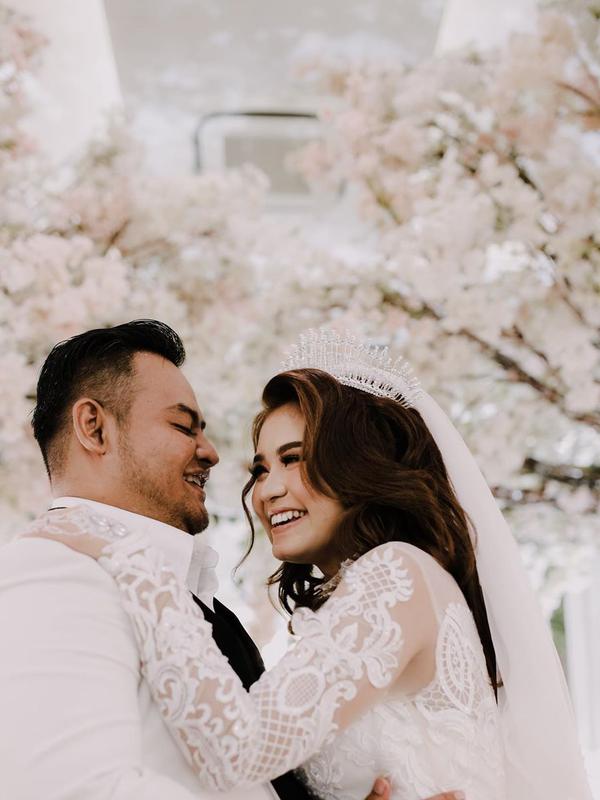 Suami Rini Mentari seorang pilot kaya raya. (Sumber: Instagram/@al.balkhi)