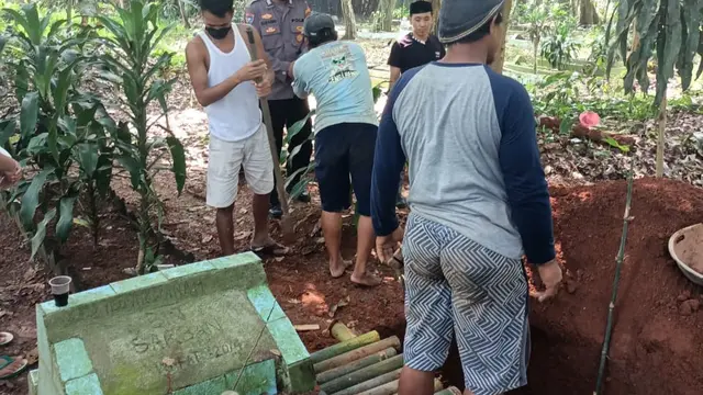 Pembongkaran Makam Asiah Oleh Keluarga Dan Warga Setempat. (Sabtu, 26/06/2021).