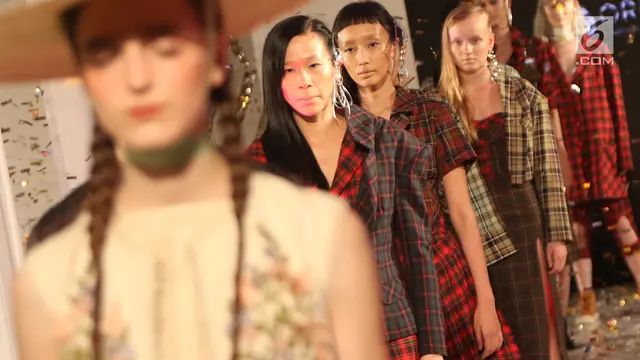 Pembukaan Fashion Nation Bangkitkan Gaya Tahun 90an