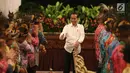 Presiden Joko Widodo atau Jokowi menyapa para tokoh Papua saat mengadakan pertemuan di Istana Negara, Jakarta, Selasa (10/9/2019). Jokowi mengundang 61 tokoh asal Papua dan Papua Barat untuk membicarakan masalah percepatan kesejahteraan di Tanah Papua. (Liputan6.com/Angga Yuniar)
