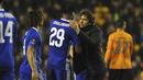  Pelatih Chelsea, Antonio Conte memberikan ucapan selamat kepada pemainnya usai melawan Wolverhampton Wanderers pada putaran kelima Piala FA di Molineux stadium, Wolverhampton, (18/2/2017). Chelsea menang 2-0. (AP/Rui Vieira)