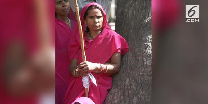 Ratusan Pengantin Wanita India Diberi Tongkat